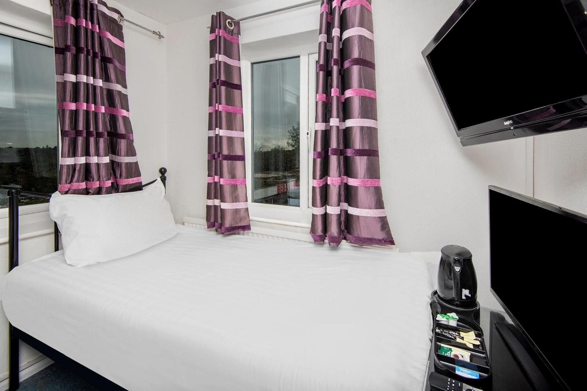 Chris'S Motel Стокенчерч Экстерьер фото