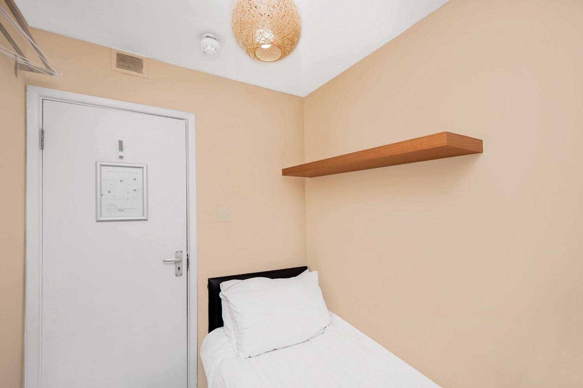 Chris'S Motel Стокенчерч Экстерьер фото