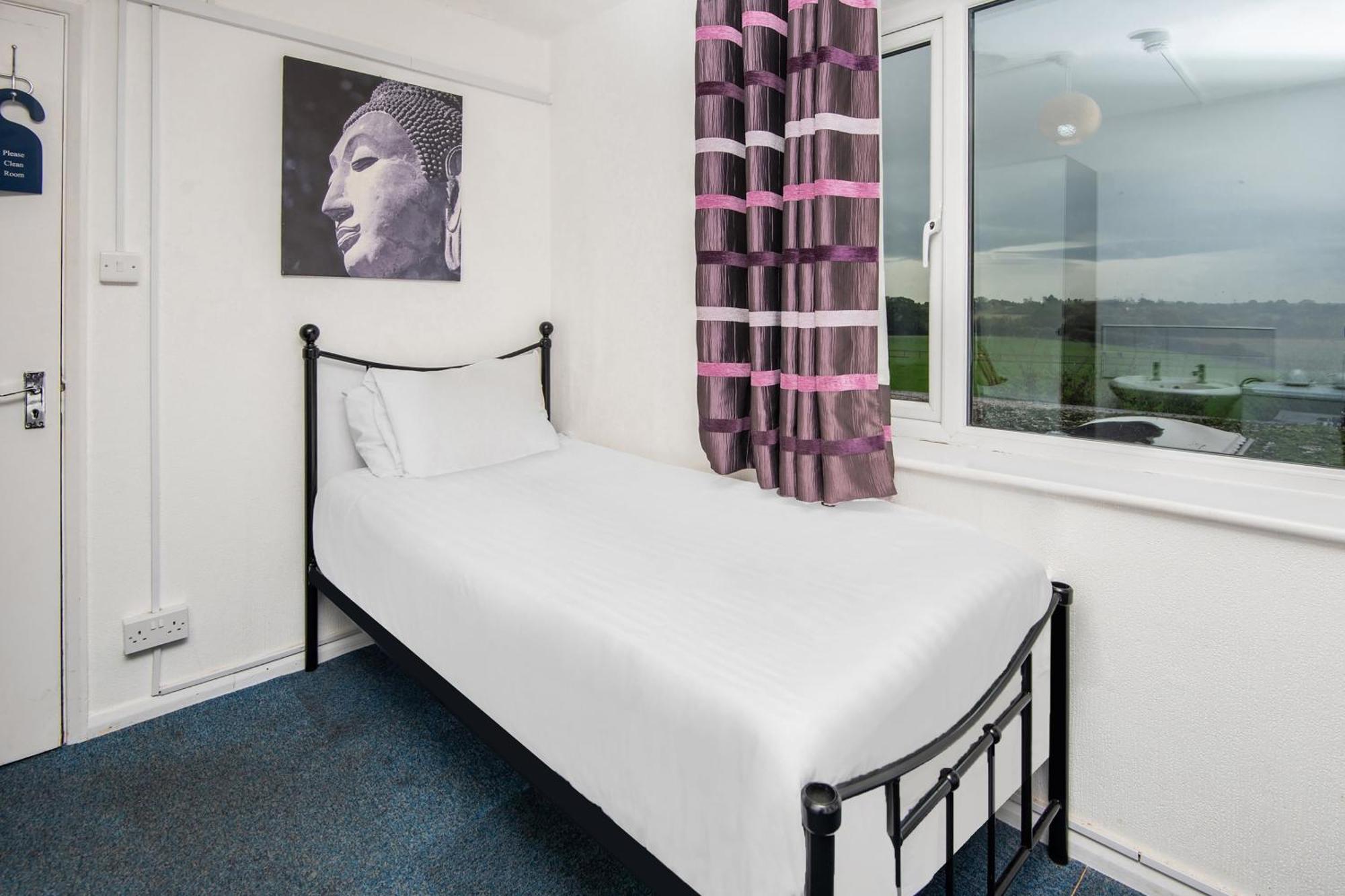 Chris'S Motel Стокенчерч Экстерьер фото